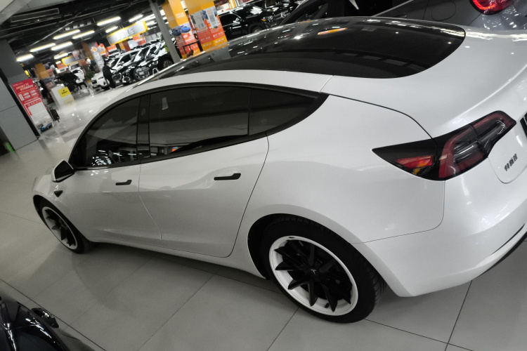 特斯拉 Model 3 2022款 后轮驱动版车身外观4