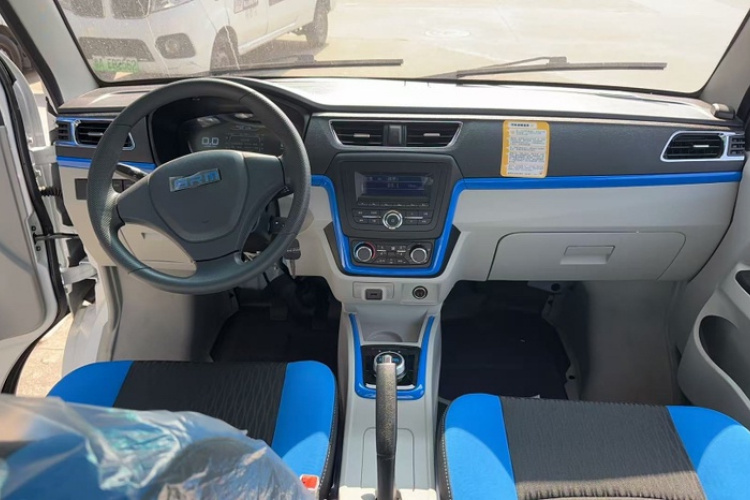 SRM鑫源 好运 2025款 标准型 宁德38.64kWh 270KM 6座中控内饰7002