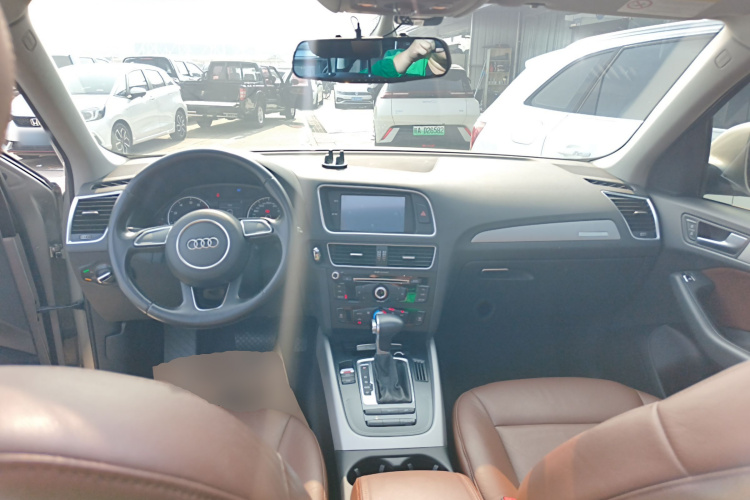 奥迪Q5 2015款 40 TFSI 进取型中控内饰12