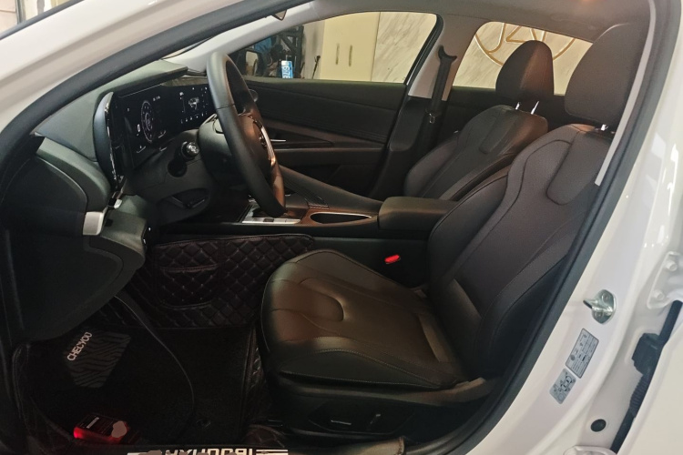 现代 伊兰特 2022款 1.5L CVT LUX尊贵版局部细节19