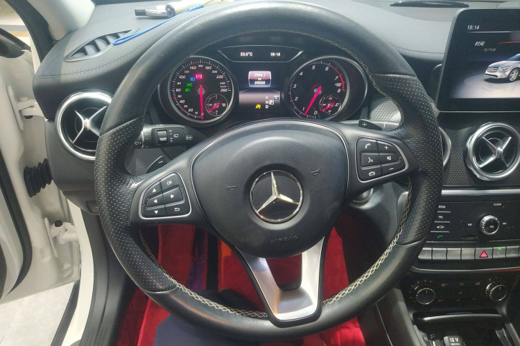 奔驰GLA 2018款 GLA 220 4MATIC 运动型中控内饰13