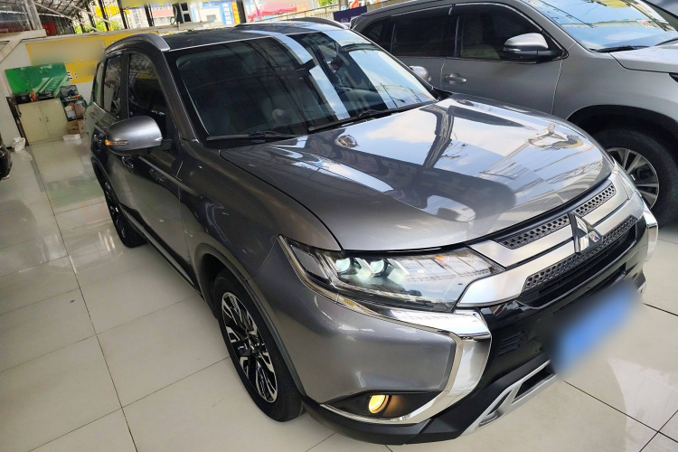 三菱 欧蓝德 2019款 2.4L 四驱致享版 7座 国VI车身外观3