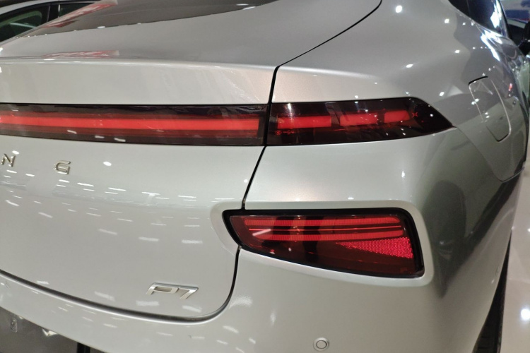 小鹏P7 2020款 586N车身外观9