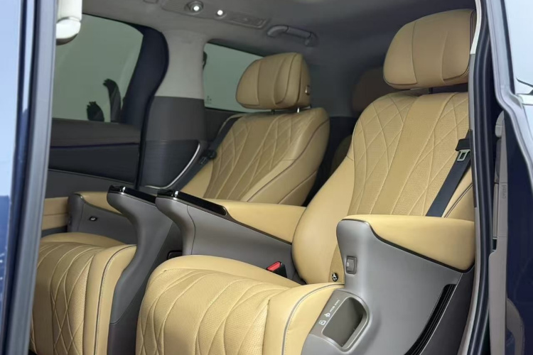 腾势D9 2024款 DM-i 980 四驱旗舰型中控内饰7004