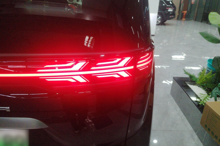 腾势D9 2025款 DM-i 智驾版 1020 四驱旗舰型车身外观6007