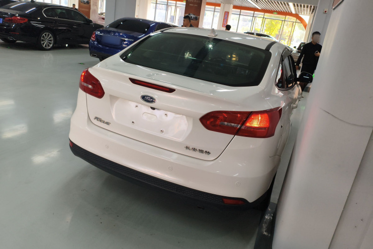 福特 福克斯 2018款 三厢经典 1.6L 自动风尚型智行版车身外观7