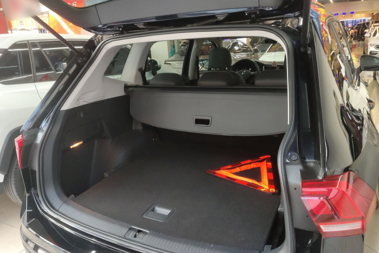 大众 途观L 2018款 改款 330TSI 自动两驱豪华版机舱底盘23