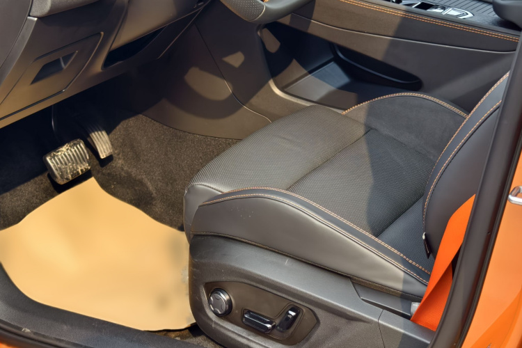 领克03 2025款 2.0TD DCT冠军版Pro局部细节19