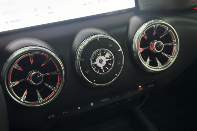 坦克300 2024款 2.0T 穿越者中控内饰7011