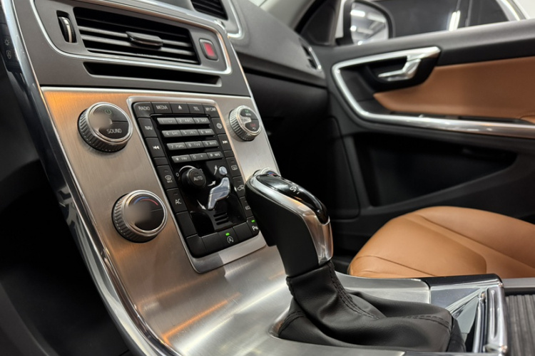 沃尔沃S60 2019款 S60L 改款 T5 智进进阶版中控内饰7010