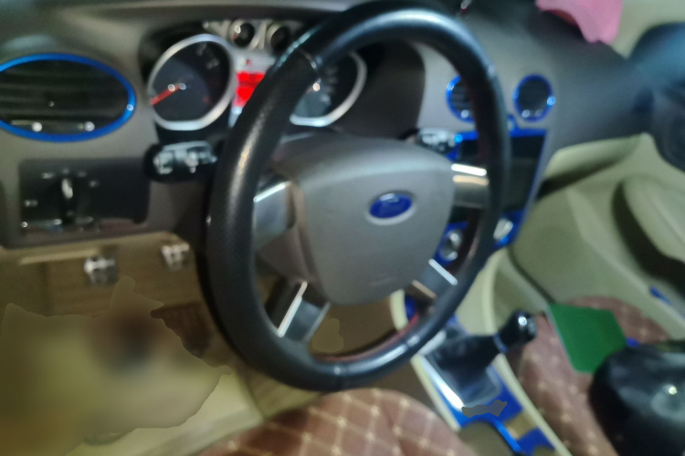 福特 福克斯 2013款 三厢经典 1.8L 手动百万纪念版中控内饰13