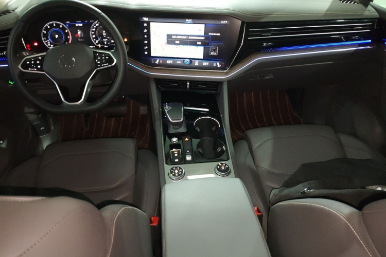 大众 途锐 2022款 3.0TSI 锐享版 曜黑运动套装中控内饰12