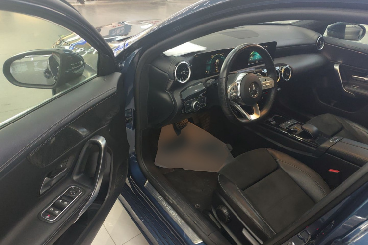 奔驰A级 2019款 A 180 L 运动轿车中控内饰7003