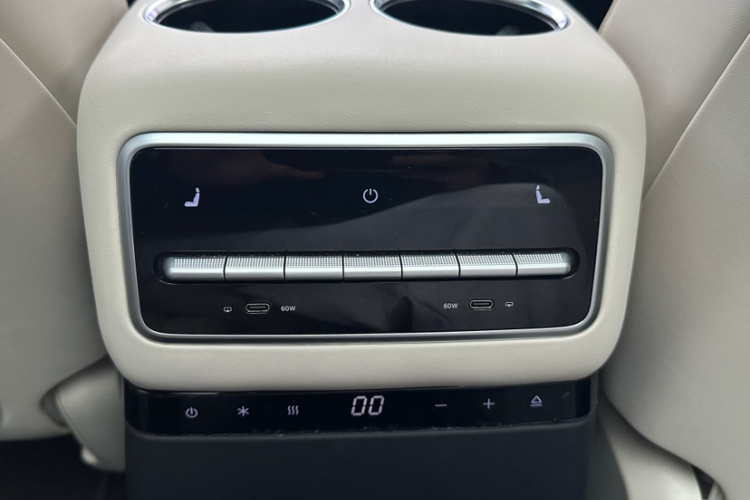 理想汽车 理想L9 2022款 Max中控内饰7003