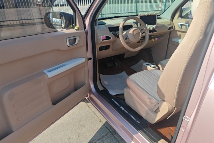 吉利银河 2023款 熊猫mini 200km 灵动熊中控内饰7003