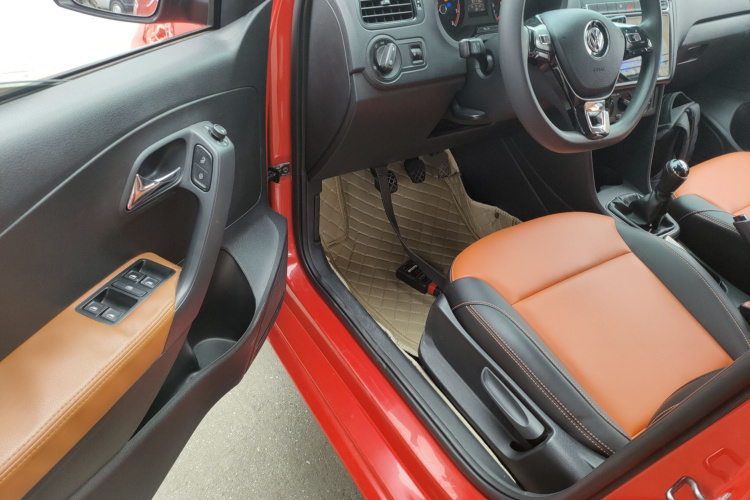 大众 Polo 2016款 1.4L 手动风尚型中控内饰7003