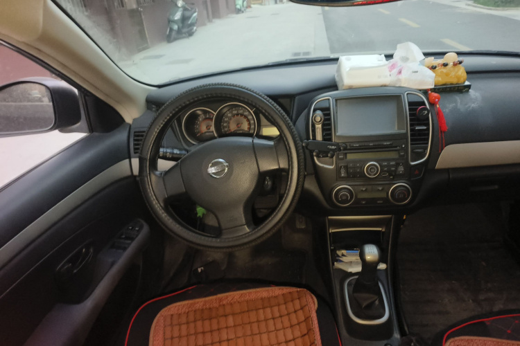 日产 轩逸 2012款 经典 1.6XE 手动舒适版中控内饰13