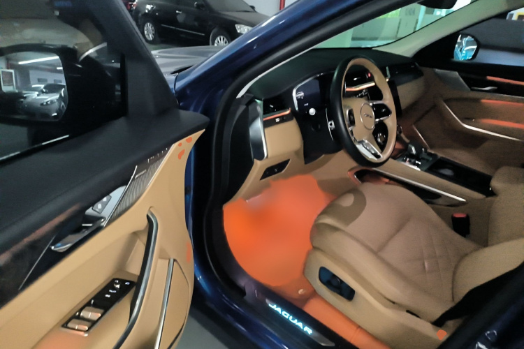 捷豹F-PACE 2023款 P250 HSE中控内饰7003