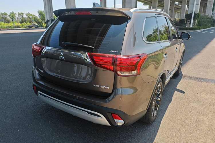 三菱 欧蓝德 2020款 2.4L 四驱致享版 7座车身外观6005