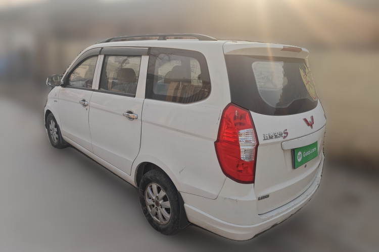 五菱汽车 五菱宏光 2016款 1.5L S舒适型车身外观5