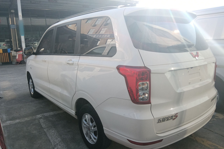 五菱汽车 五菱宏光 2021款 1.5L改款 S舒适型 液压助力LAR车身外观4