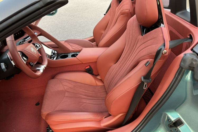 名爵 MG Cyberster 2026款 520km 传奇四驱版中控内饰7002