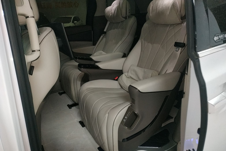 腾势D9 2022款 DM-i 970 四驱尊荣型中控内饰21