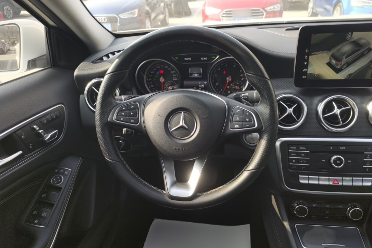 奔驰GLA 2018款 GLA 200 时尚型中控内饰13