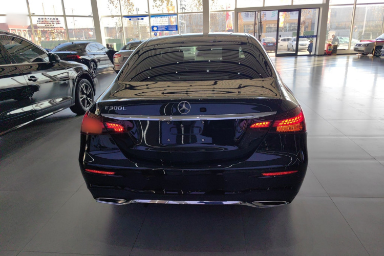 奔驰E级 2021款 E 300 L 运动时尚型车身外观6