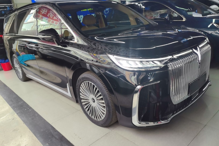 岚图汽车 岚图梦想家 2025款 PHEV 四驱尊贵鲲鹏版车身外观3