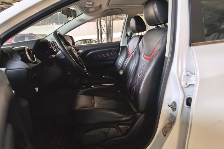 东南DX3 2018款 1.5L 手动尊贵型中控内饰19