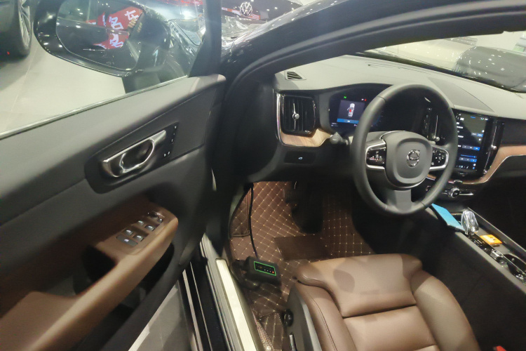 沃尔沃XC60 2025款 B5 四驱智远豪华版中控内饰7003
