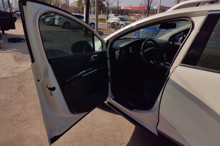 标致3008 2016款 1.6THP 自动经典版中控内饰20