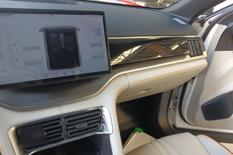 比亚迪 宋PLUS新能源 2023款 冠军版 EV 520KM 旗舰型中控内饰12