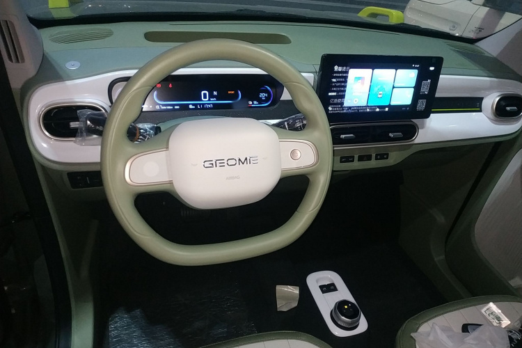 吉利银河 2025款 210km 熊猫骑士中控内饰7002