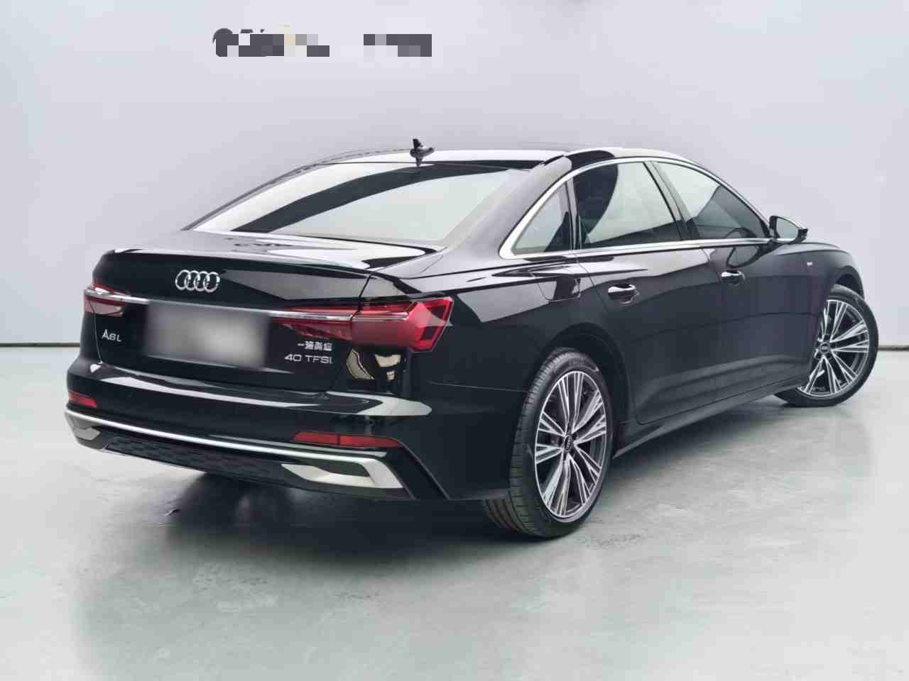 车辆右后45度外观展示