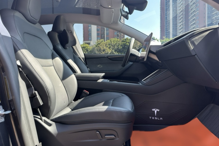 特斯拉 Model Y 2025款 后轮驱动版中控内饰7009