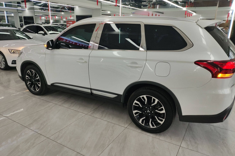 三菱 欧蓝德 2019款 2.0L 两驱畅享版 5座 国V车身外观6003