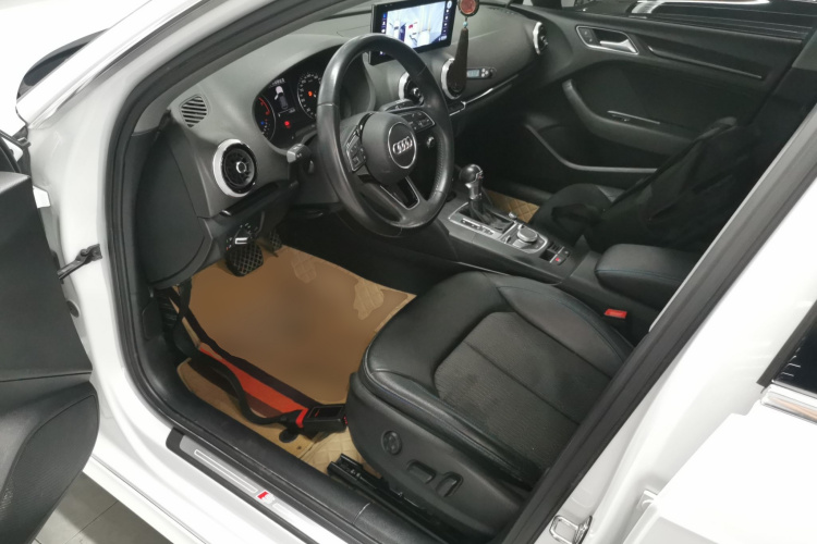 奥迪A3 2018款 30周年年型 Sportback 35 TFSI 时尚型中控内饰19