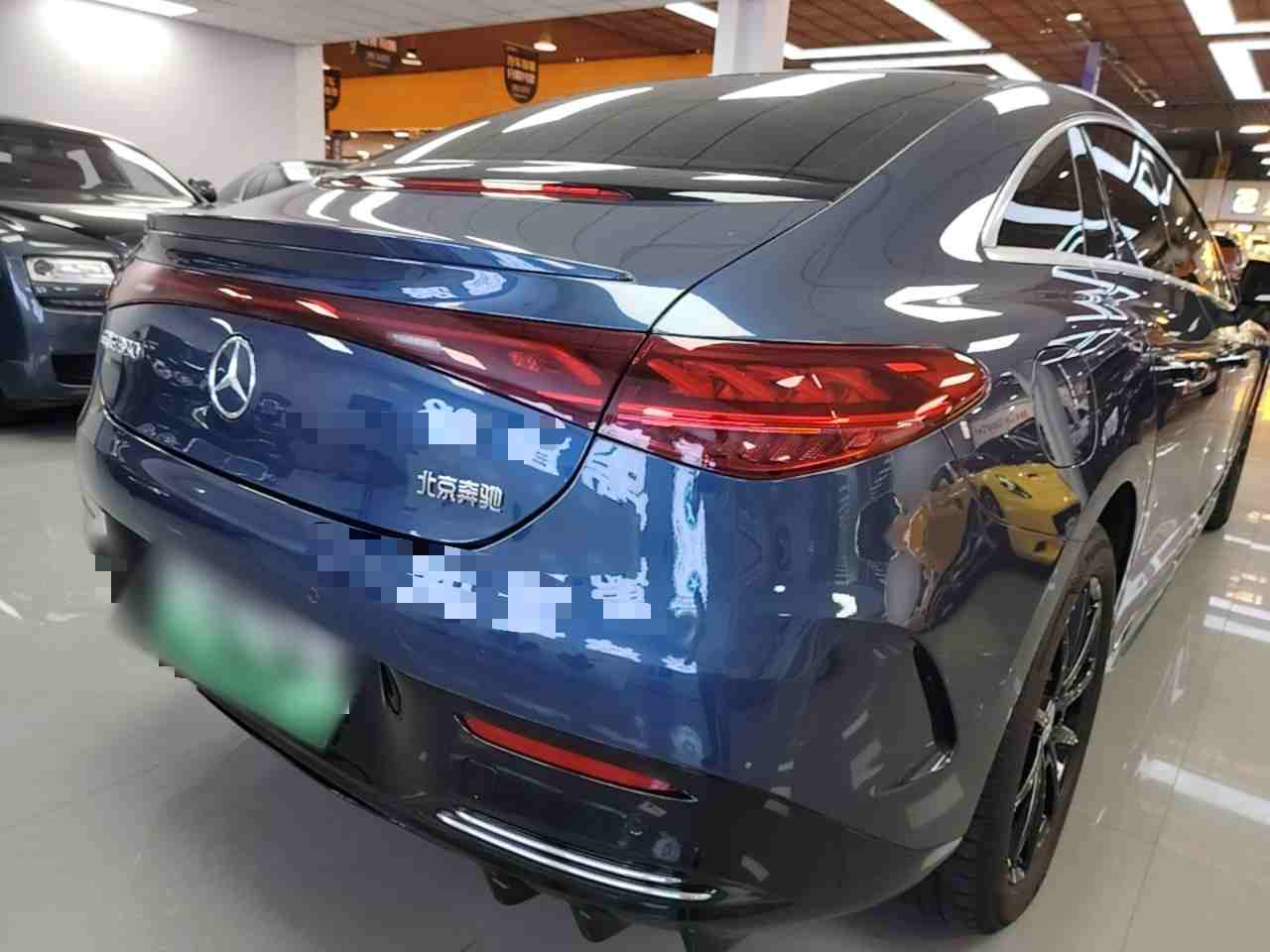 车辆右后45度外观展示