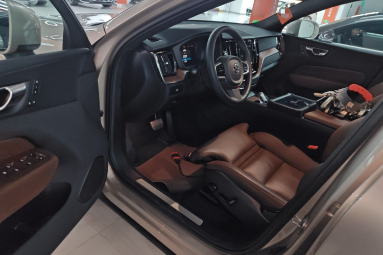 沃尔沃XC60 2025款 B5 四驱智远豪华版中控内饰7003