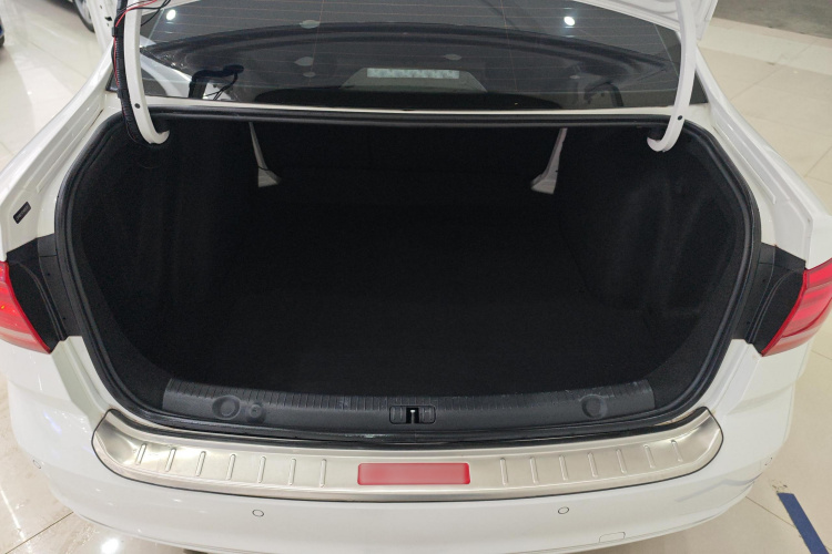 大众 朗逸 2017款 1.6L 手动舒适版机舱底盘23