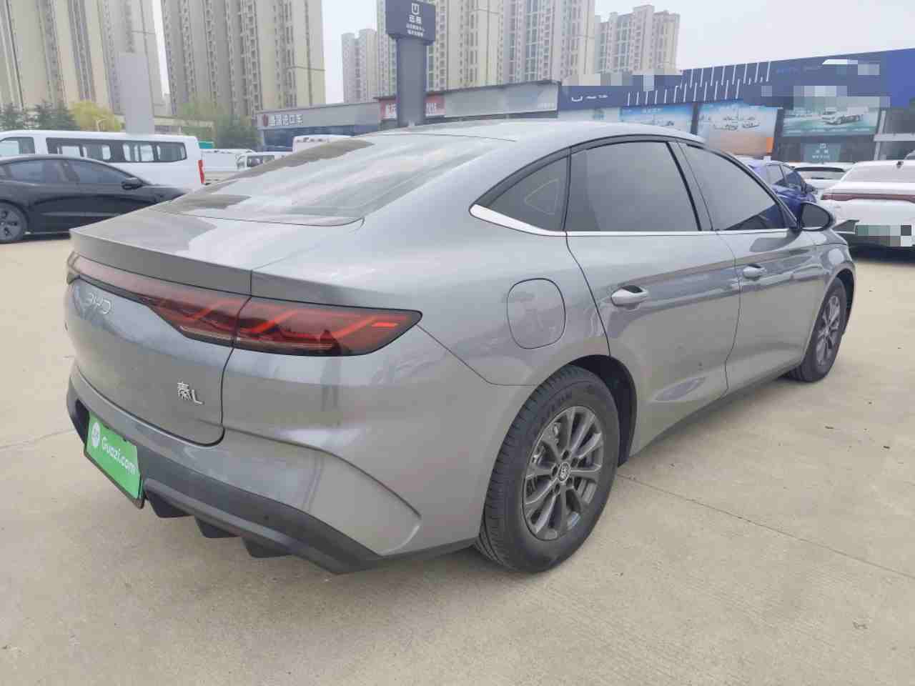 车辆右后45度视角外观展示