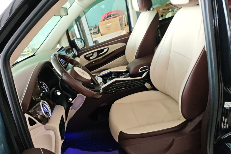 奔驰 威霆 2021款 2.0T 精英版 7座中控内饰19