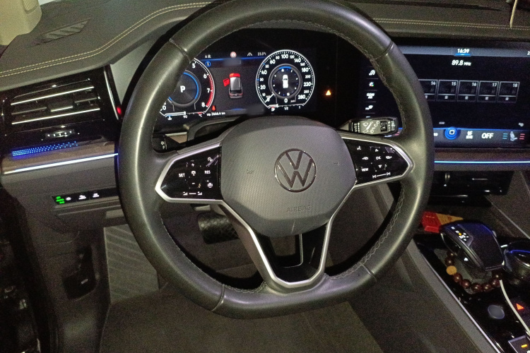 大众 途锐 2022款 3.0TSI 锐享版 曜黑运动套装中控内饰13