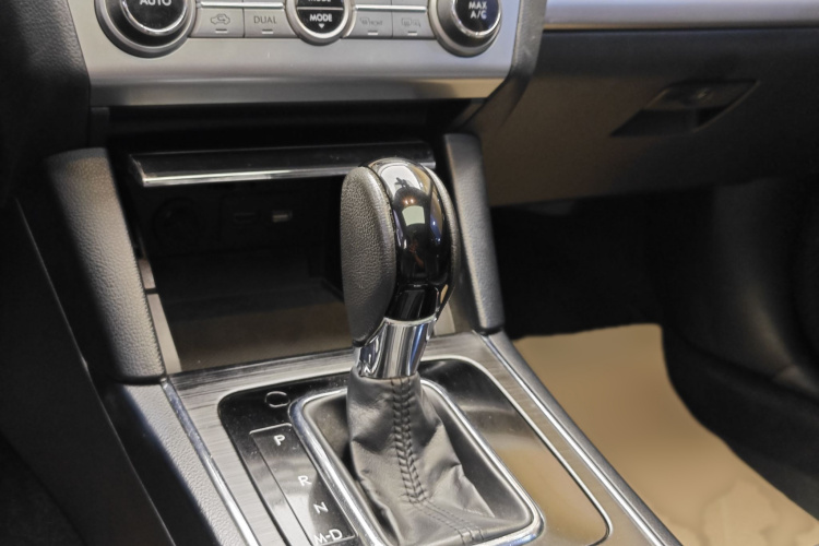 斯巴鲁 力狮 2016款 2.5i 全驱荣耀版中控内饰7007