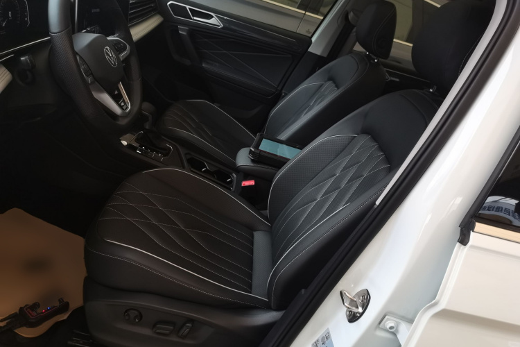 大众 途观L 2024款 330TSI 自动两驱R-Line越享版中控内饰19