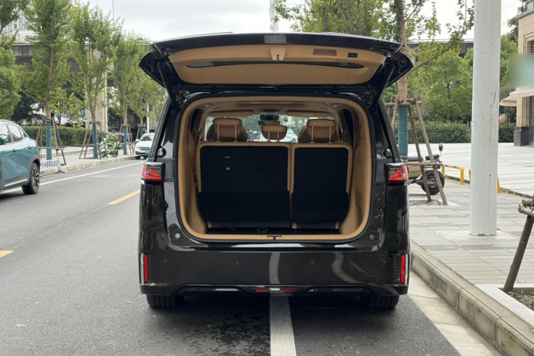 岚图汽车 岚图梦想家 2025款 PHEV 四驱旗舰鲲鹏版局部细节23