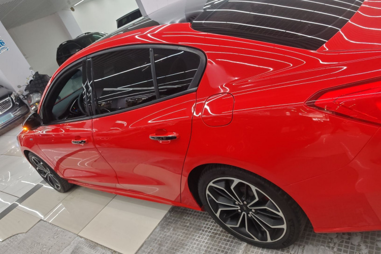 福特 福克斯 2021款 三厢 EcoBoost 180 自动ST Line车身外观4