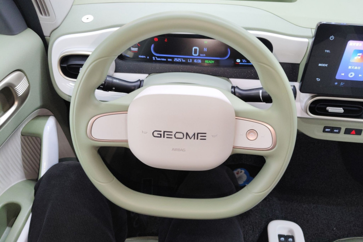 吉利银河 2025款 210km 熊猫骑士中控内饰13